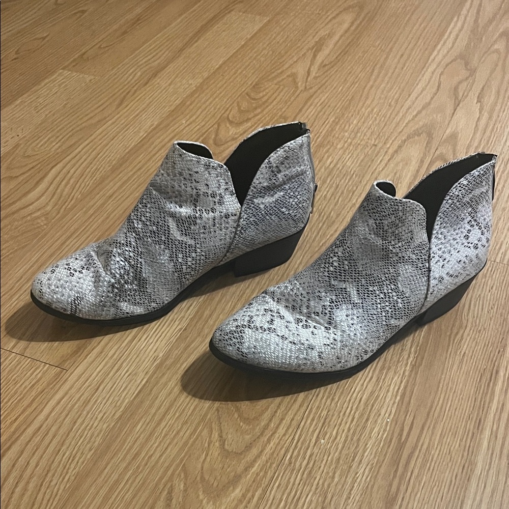 Source Unknown Gray Snakeskin Ankle Booties